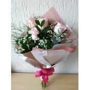 RAMALHETE DE ROSAS COM CORES VARIADAS 