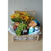Cesta de café com arranjo de flores 