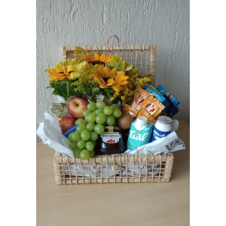 Cesta de café com arranjo de flores