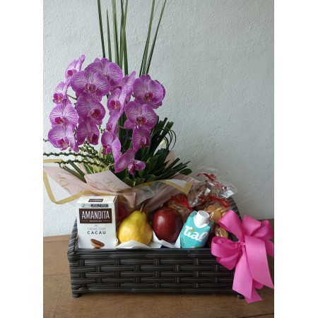 Cesta de café da manhã com arranjo de orquídea, frutas e chocolate - entregamos em toda BH